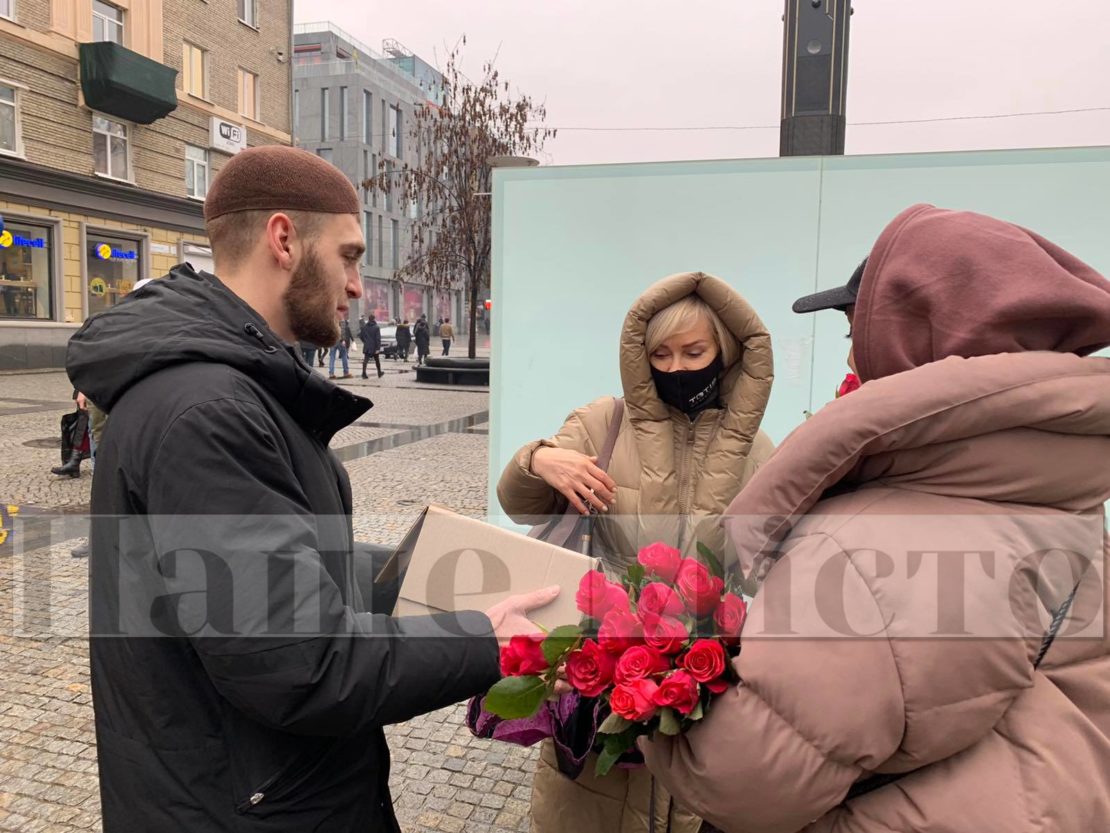 В Днепре на Европейской площади мусульманки раздавали розы и угощали конфетами (Фото)