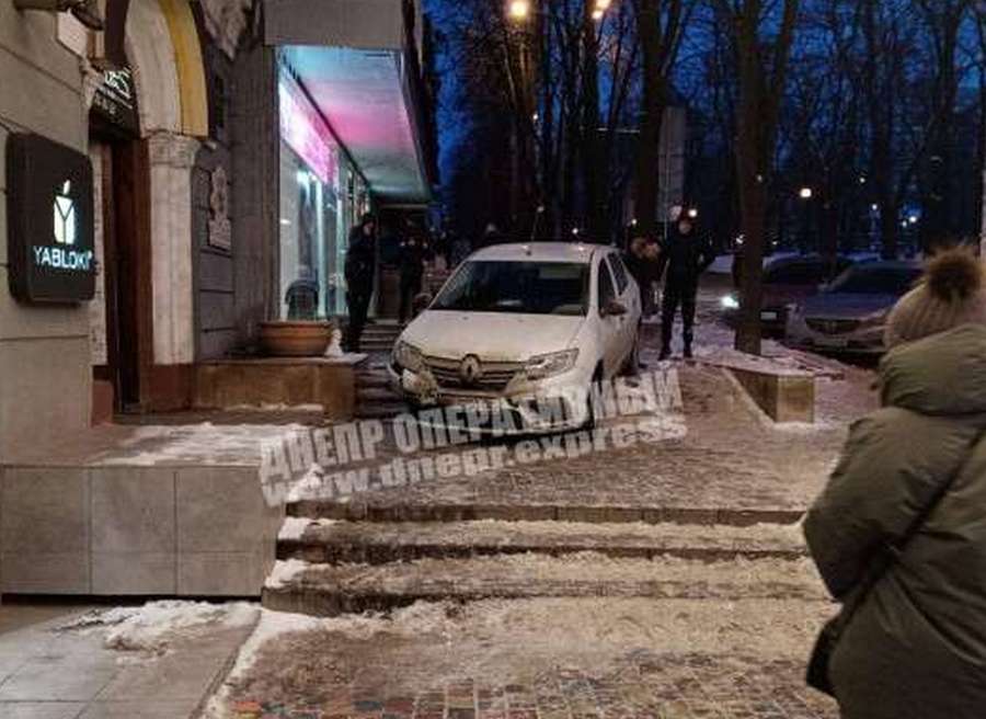 Автомобиль сбил трех пешеходов (Фото) – новости Днепра