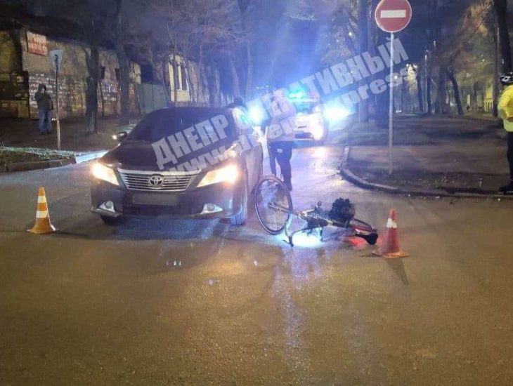 В Днепре иностранец сбил велосипедиста: мужчину госпитализировали
