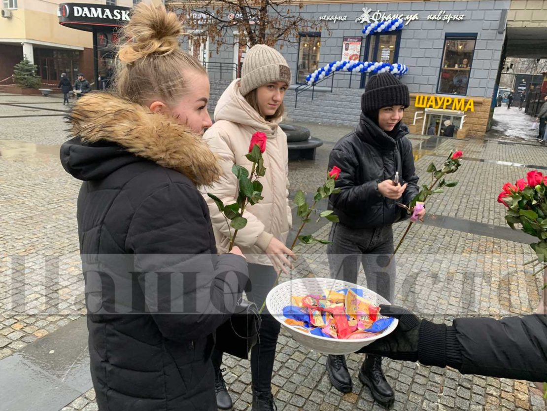 В Днепре на Европейской площади мусульманки раздавали розы и угощали конфетами (Фото)