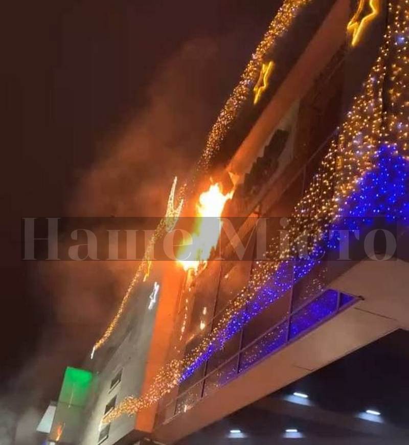 В Днепре пожар в «Мост-Сити»: толпы людей выбегают из ТРЦ (Фото, видео)