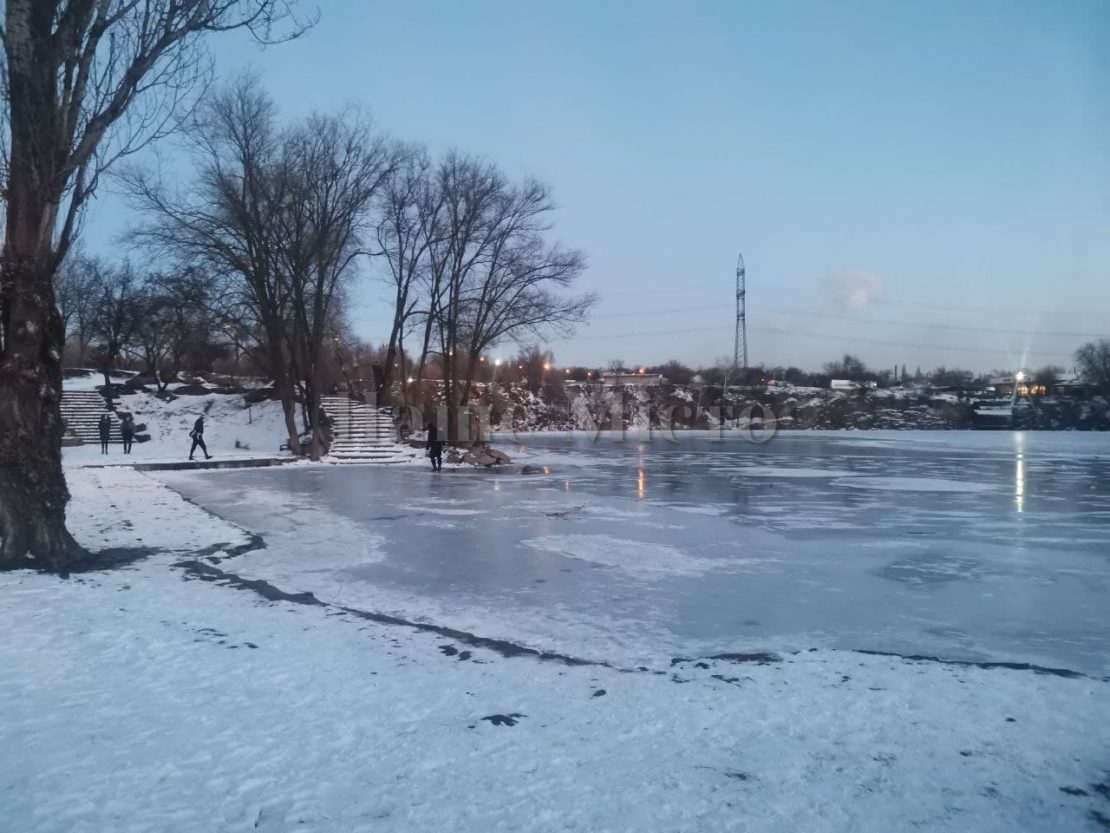 Озеро на ж/м Красный Камень превратилось в каток – новости Днепра