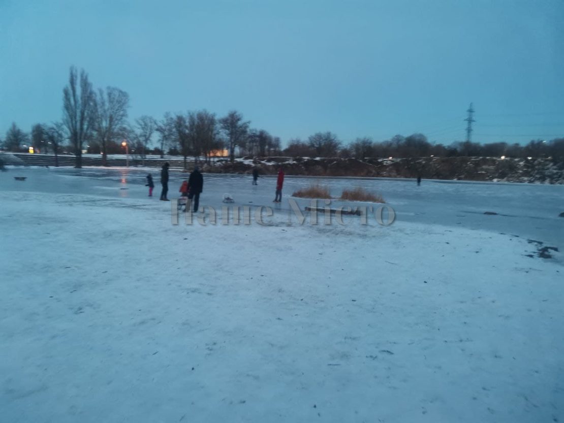 Озеро на ж/м Красный Камень превратилось в каток – новости Днепра