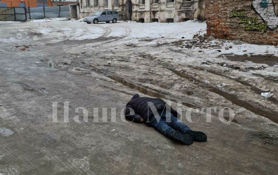 Во дворе возле «Мост-сити» нашли труп (Фото) – новости Днепра