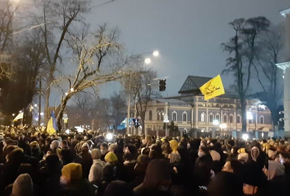 Жгут фаеры, слышны звуки взрывов: в Киеве штурмуют Офис Президента на Банковой (Видео)