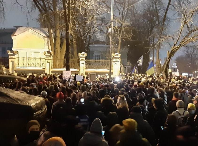 В Киеве штурмуют Офис Президента на Банковой (Видео)