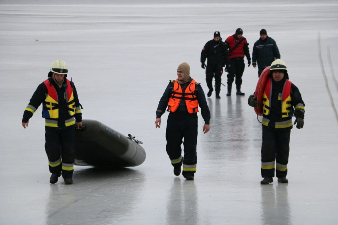 Откололась льдина с 6 рыбаками (Фото, видео) – новости Днепра