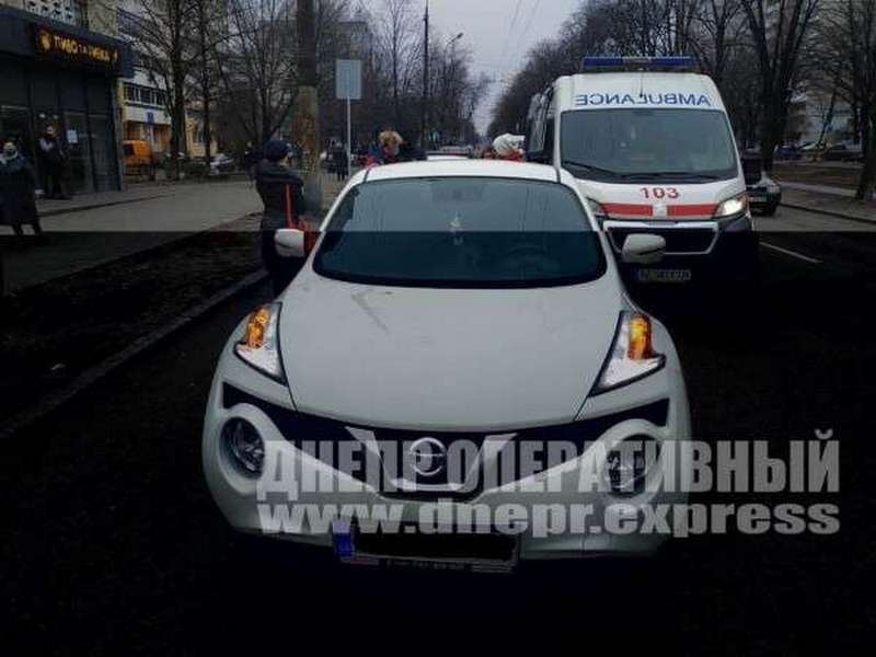 Сегодня в Днепре на улице Рабочая, 69 произошло ДТП - автомобиль Nissan Juke совершил наезд на 79-летнего мужчину.