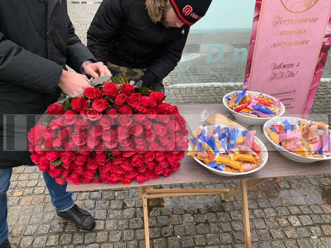 В Днепре на Европейской площади мусульманки раздавали розы и угощали конфетами (Фото)
