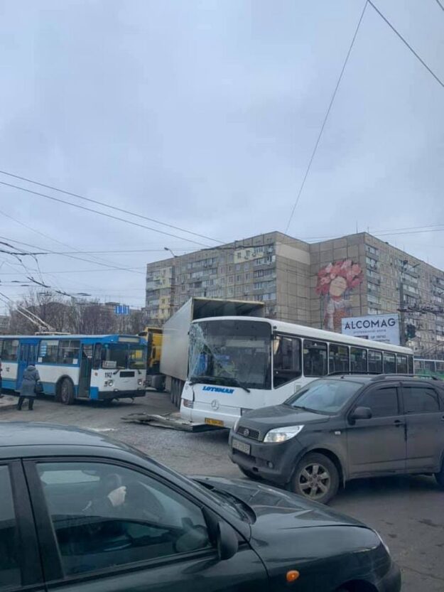  95-й автобус врезался в фуру (Фото) – новости Днепра