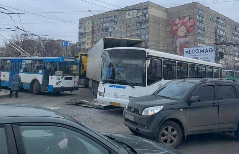 95-й автобус врезался в фуру (Фото) – новости Днепра