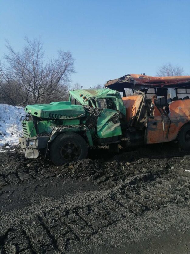 Под Днепром грузовик столкнулся с поездом: пострадали пять рабочих (фото)