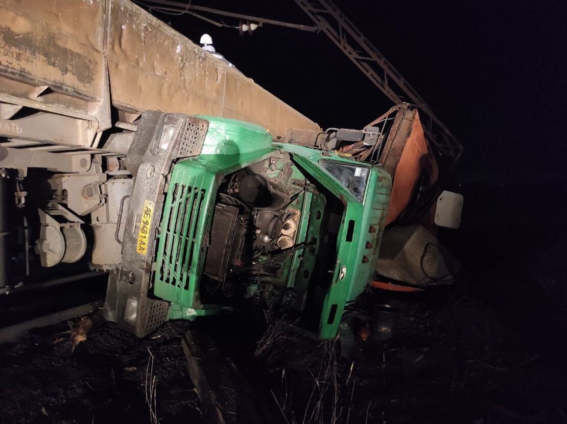 Под Днепром грузовик столкнулся с поездом: пострадали пять рабочих (фото)