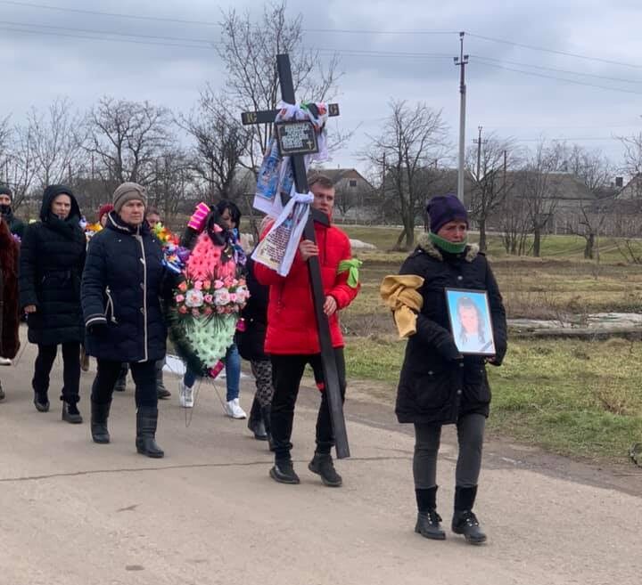 Небо плакало вместе с людьми: 7-летнюю Машу Борисову хоронили всем селом (Фото)