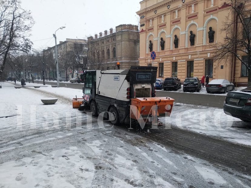 В Днепре коммунальщики ликвидируют последствия снегопада (Фото, видео)