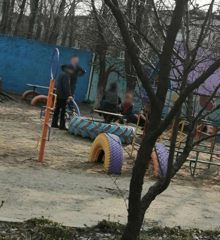 В Днепре подростки разгромили площадку в детском саду (фото)