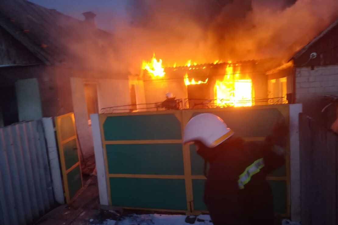 Под Днепром горел частный дом: мужчина погиб, двух женщин госпитализировали (фото)
