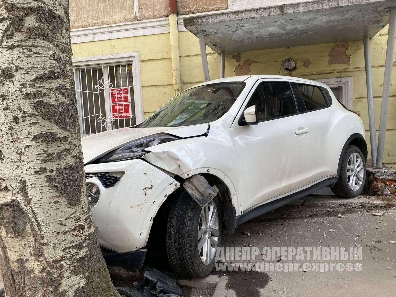 Nissan Juke сбил пешехода на тротуаре – новости Днепра