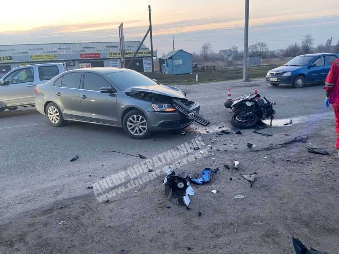 Под Днепром столкнулись Volkswagen и мотоциклист: пострадал мужчина