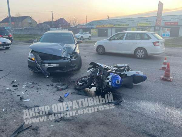  Под Днепром столкнулись Volkswagen и мотоциклист: пострадал мужчина