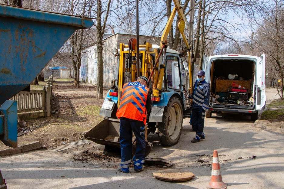 Очистка дождеприемных сетей в Днепре: где и как работают коммунальщики