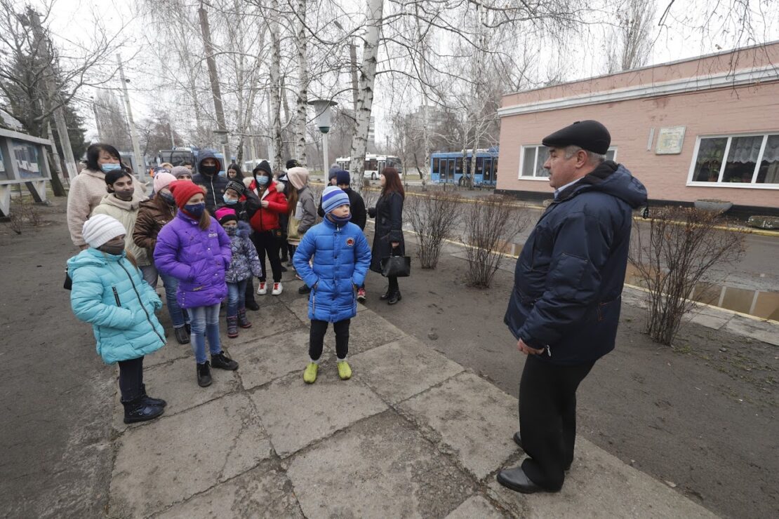 В Днепре для воспитанников центров соцподдержки детей и семей провели экскурсию по депо