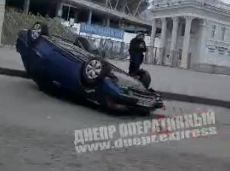 ДТП в Днепре: автомобиль перевернулся на крышу (видео момента)