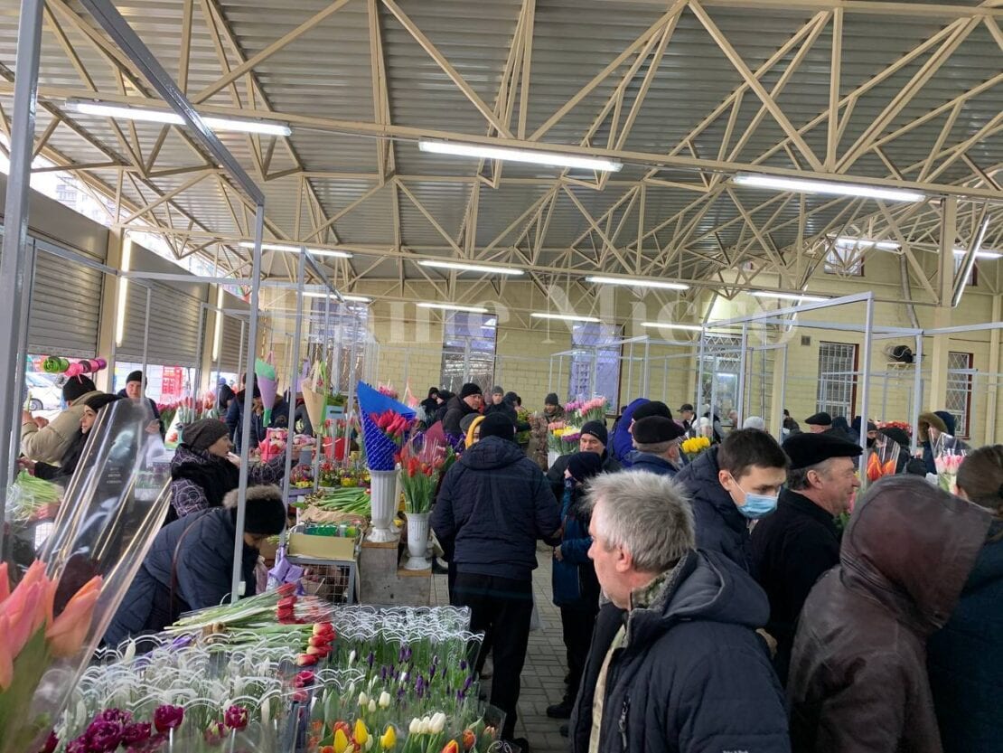 8 марта в Днепре: на «Озерке» очереди за цветами – новости Днепра