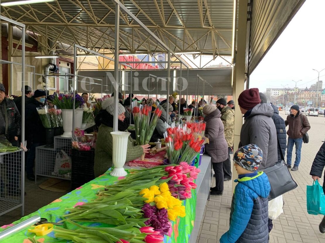 8 марта в Днепре: на «Озерке» очереди за цветами – новости Днепра