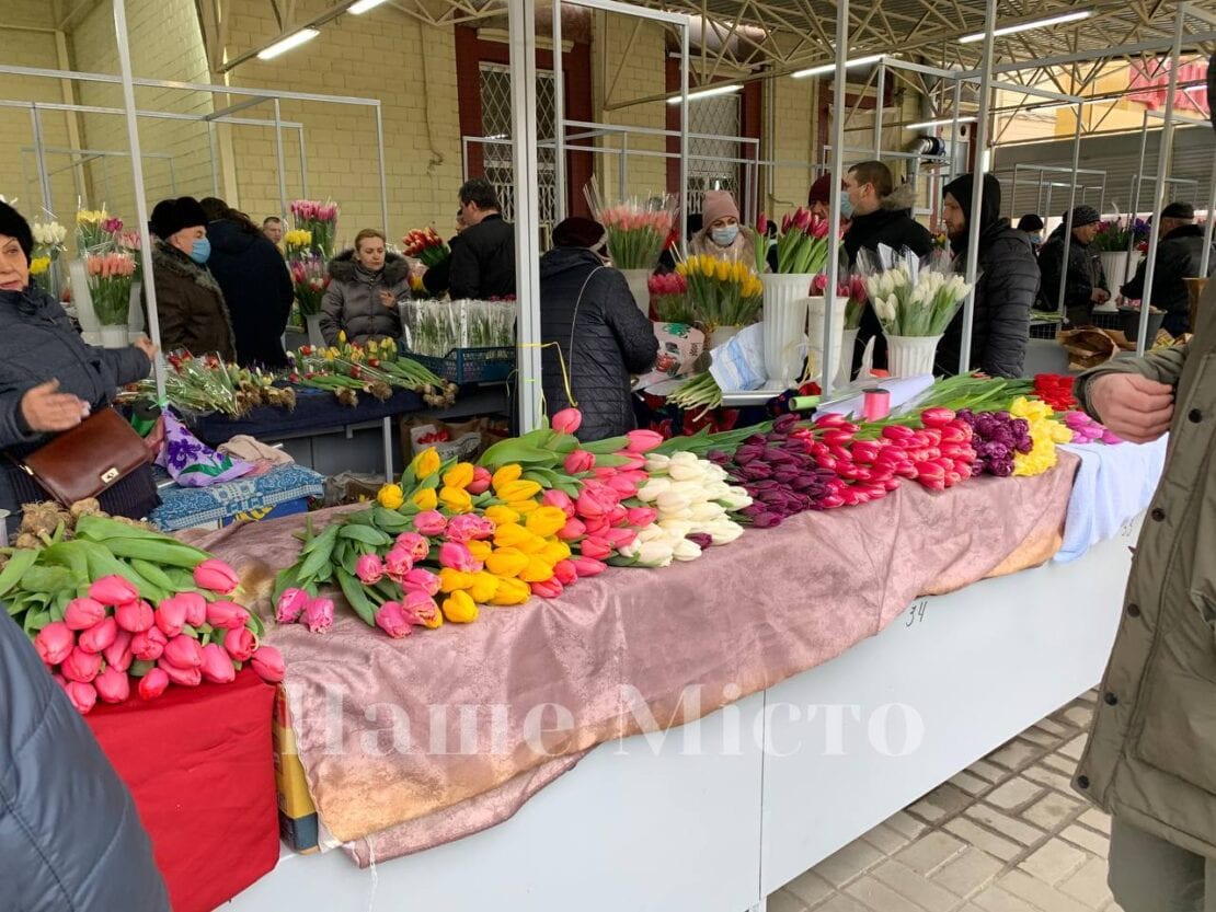 8 марта в Днепре: на «Озерке» очереди за цветами – новости Днепра