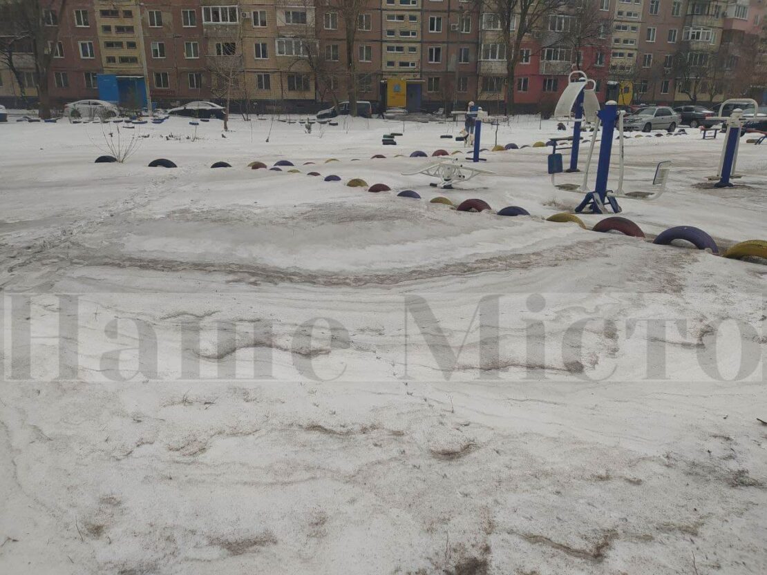 В Днепре на ж/м Покровский выпал снег цвета капучино (Фото)