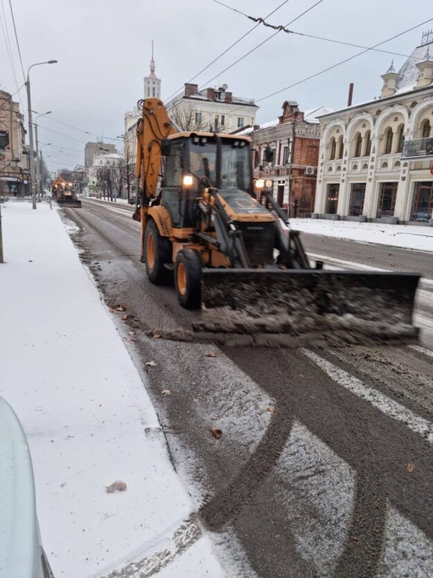 В Днепре коммунальщики ликвидируют последствия ночного снегопада