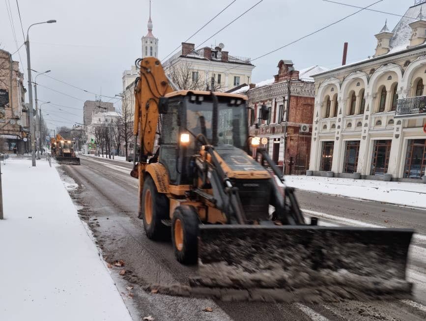 В Днепре коммунальщики ликвидируют последствия ночного снегопада