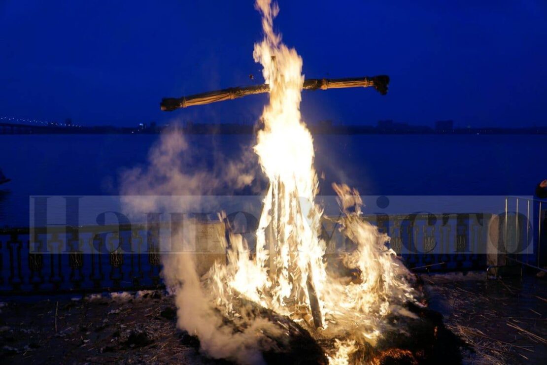 В Днепре на набережной сожгли чучело Масленицы (фото)