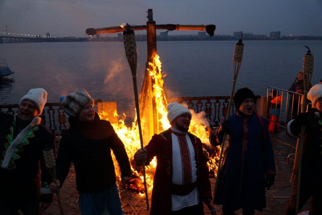 В Днепре на набережной сожгли чучело Масленицы (фото)