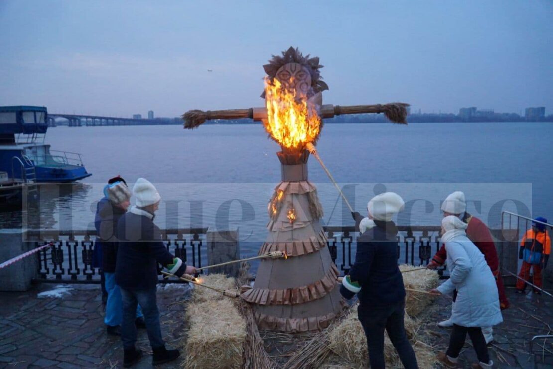 На набережной сожгли чучело Масленицы (фото) – новости Днепра