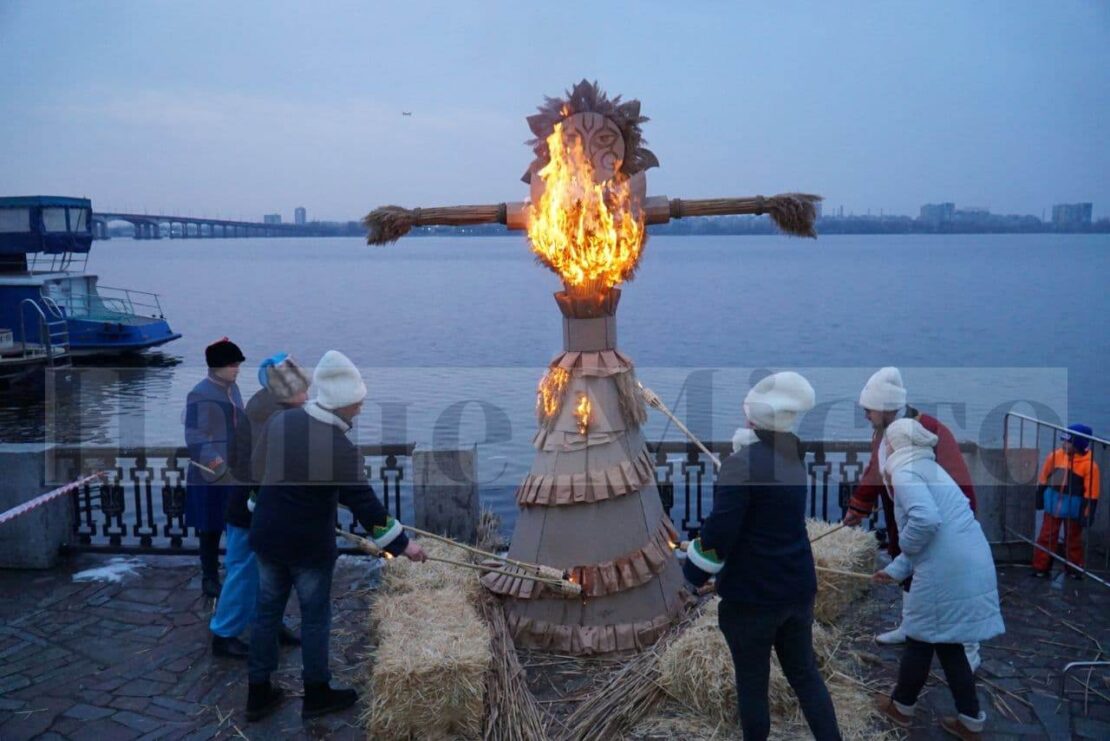 На набережной сожгли чучело Масленицы (фото) – новости Днепра