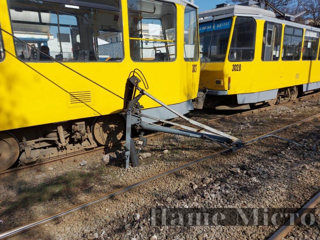 В центре отвалились рога у 1-го трамвая (Фото) – новости Днепра