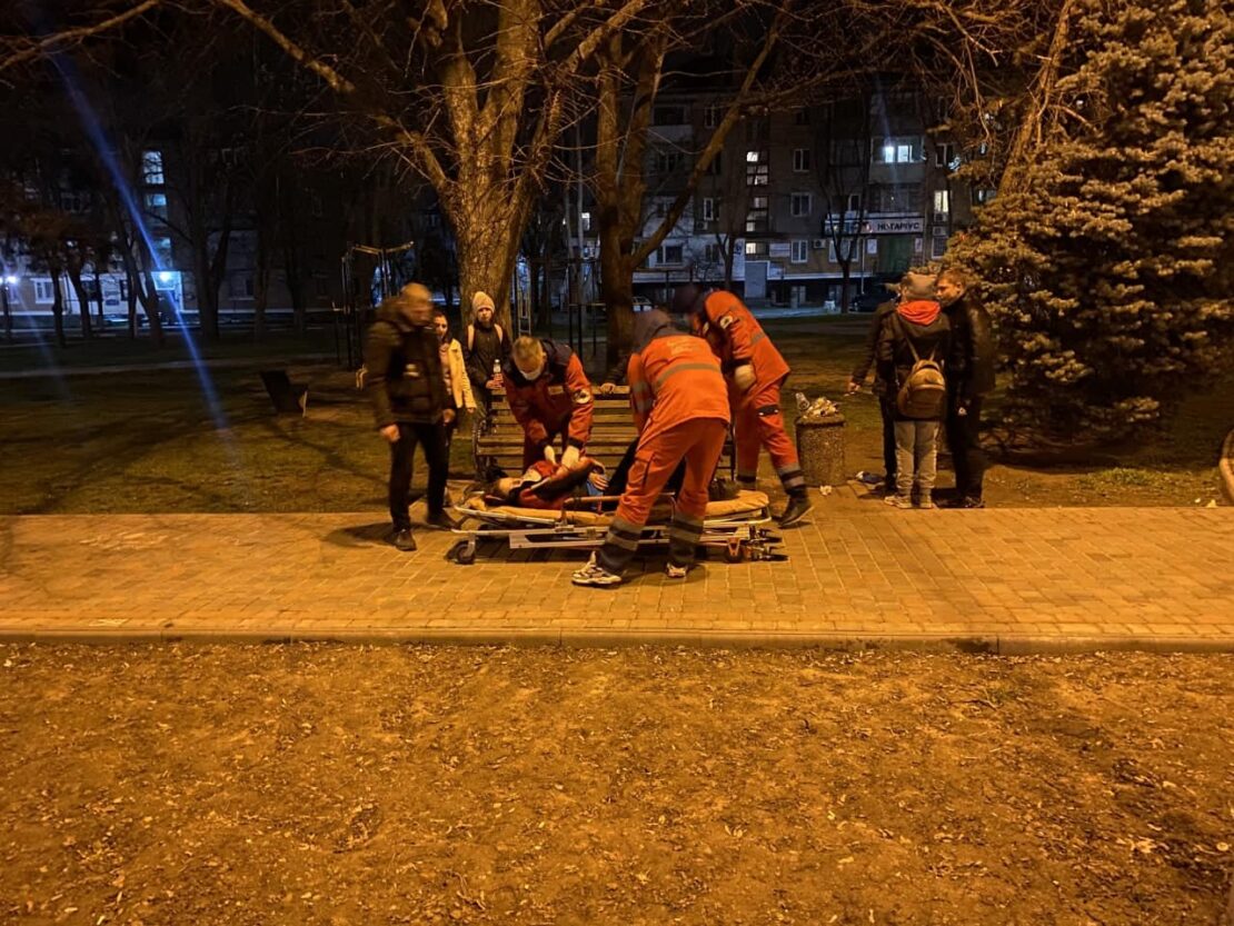 Подростки пили алкоголь и что-то нюхали в парке – новости Днепра