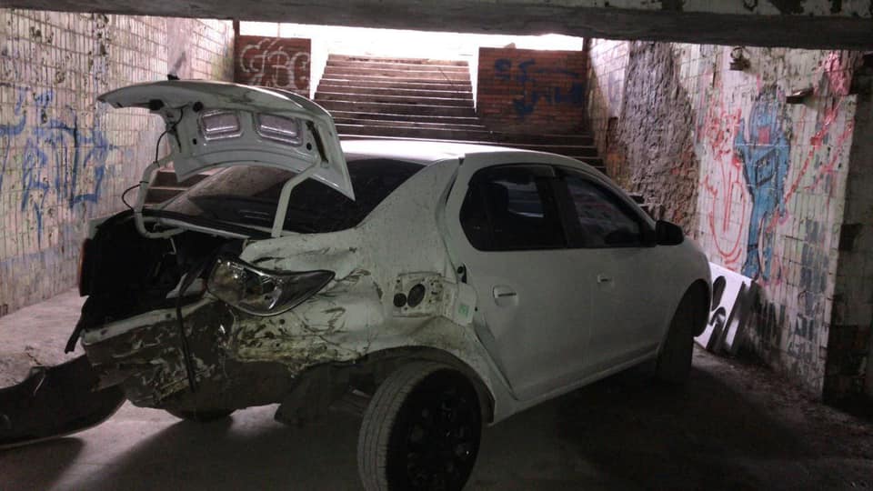 В Днепре в подземном переходе нашли разбитый автомобиль (Фото)