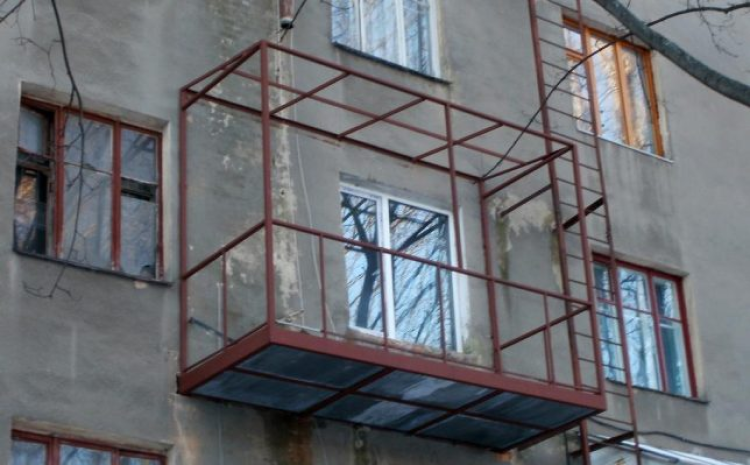 Пристройка балкона на первом этаже многоквартирного дома
