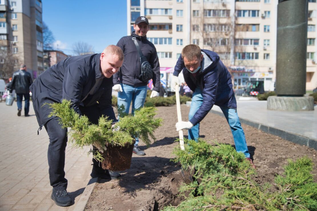 В Днепре возле памятника академику Янгелю появилась аллея сакур