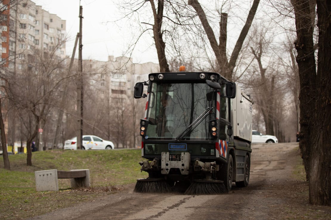Весенняя уборка: спецтехника очистила дороги на Запорожском шоссе, а коммунальщики привели в порядок зеленую зону