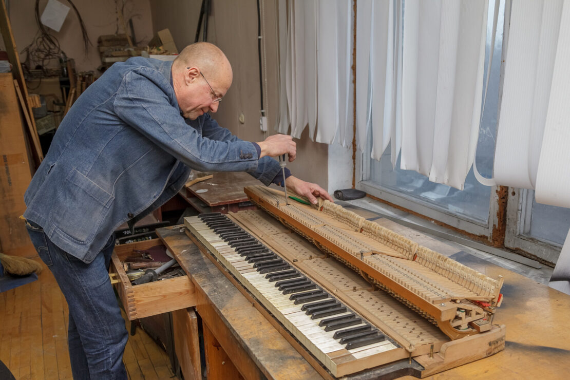 Мужчина реставрирует фортепиано Гитлера и Муссолини – новости Днепра
