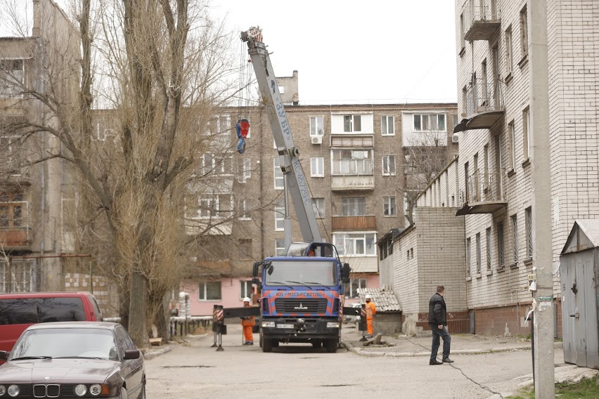 В Днепре коммунальщики продолжают восстанавливать наружное освещение там, где его не было десятки лет