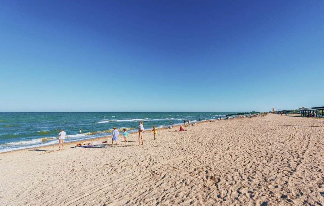 Все больше украинских пляжей приближаются к мировым стандартам, обзаводясь престижным сертификатом «Голубой флаг». Недавно их список пополнился тремя пляжами Арабатской стрелки, сообщает интернет-издание Арабат.
