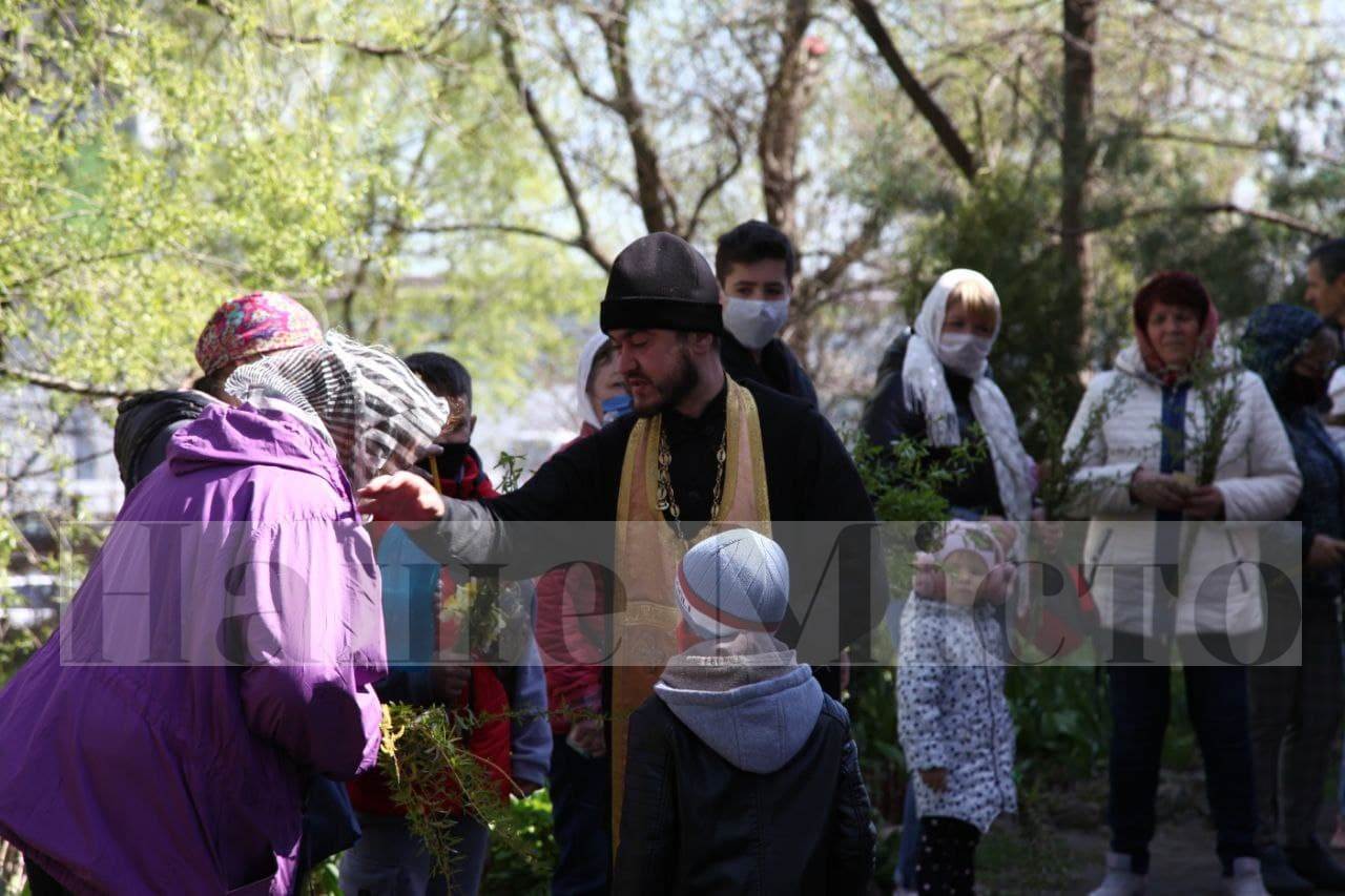 В Днепре горожане активно освящают вербу под присмотром полиции (Фото)