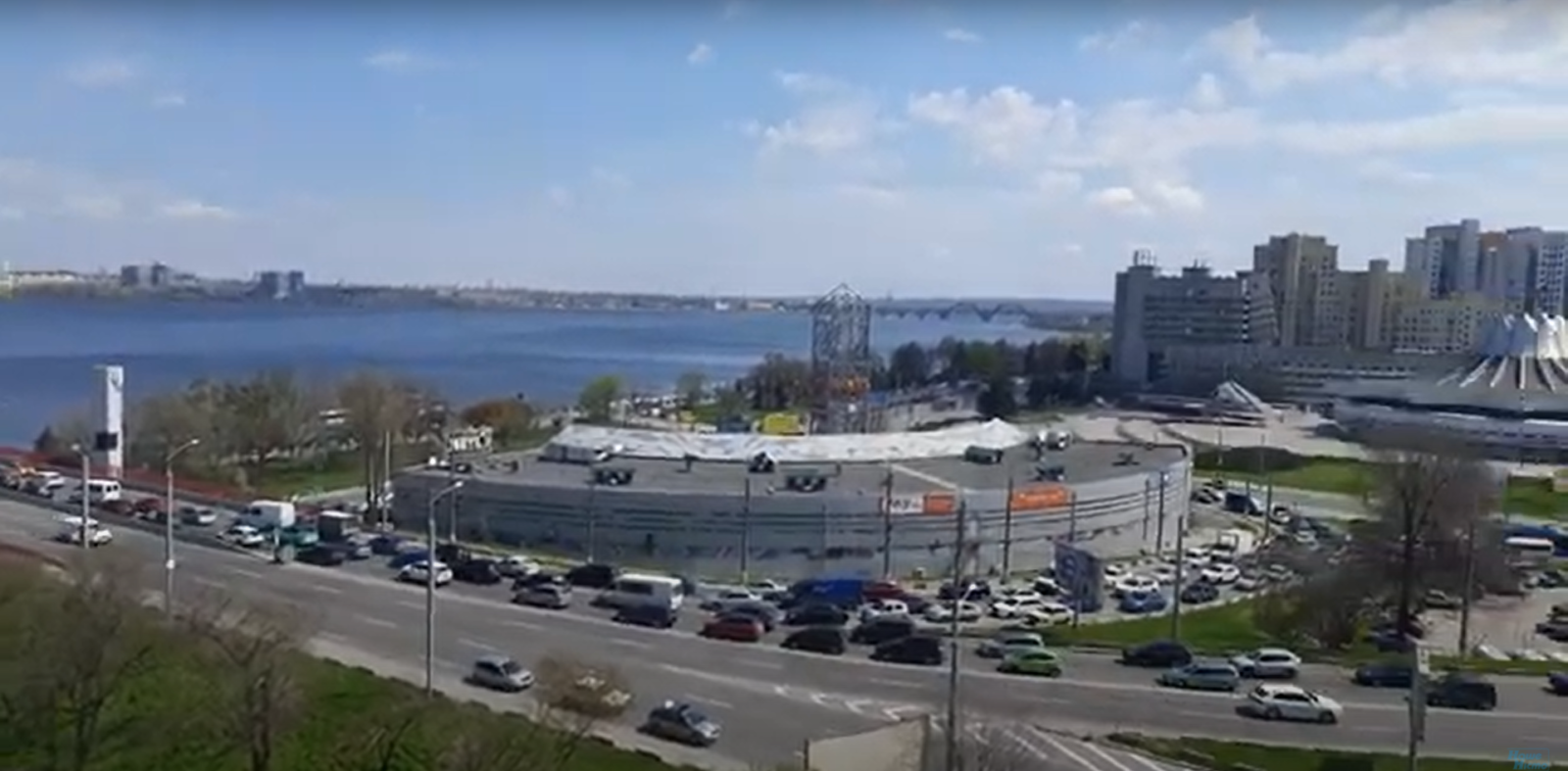 В Днепре на Новом мосту огромная пробка: движение парализовано (фото, видео)
