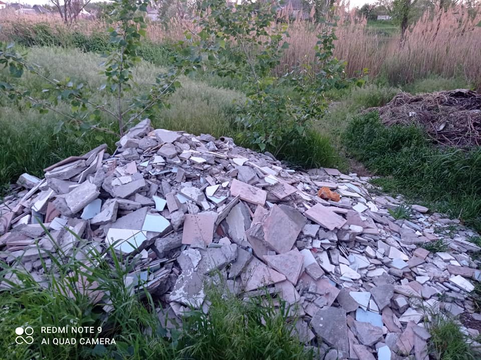 Волосы дыбом становятся: в Днепре озеро утопает в стихийных свалках (фото)