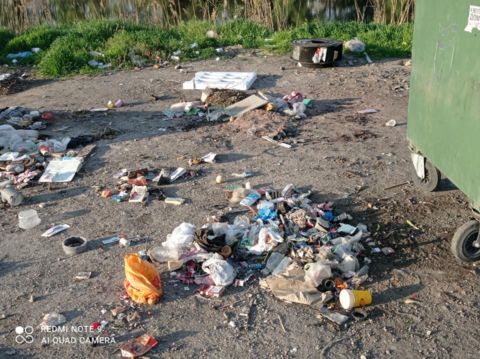 Волосы дыбом становятся: в Днепре озеро утопает в стихийных свалках (фото)